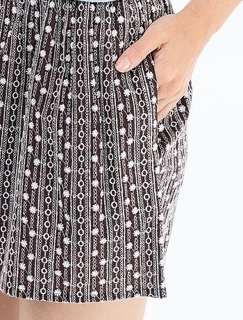Short avec broderies à la taille élastiquée
