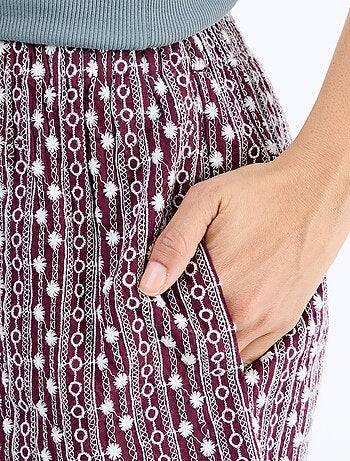 Short avec broderies à la taille élastiquée