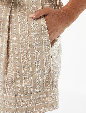 Short avec ceinture et motifs brodés