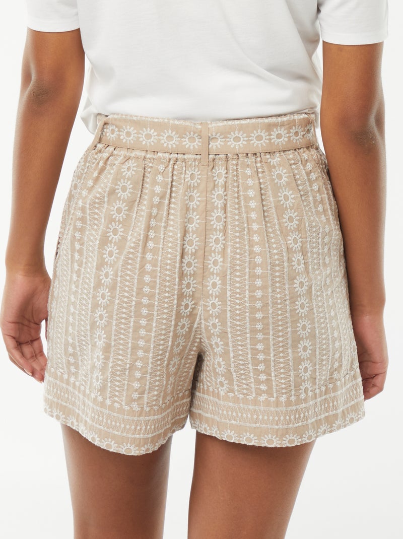 Short avec ceinture et motifs brodés Beige - Kiabi