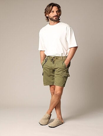 Short bermuda avec poches cargo, mousqueton et patch arrière 'Deeluxe'
