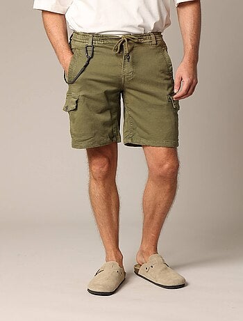 Short bermuda avec poches cargo, mousqueton et patch arrière 'Deeluxe'