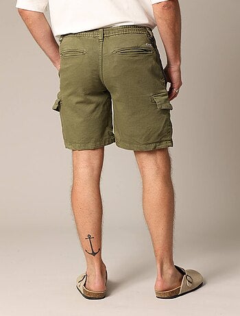 Short bermuda avec poches cargo, mousqueton et patch arrière 'Deeluxe'