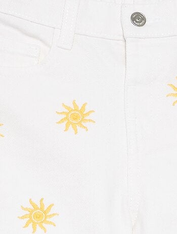 Short brodé en denim