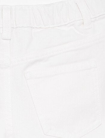 Short brodé en denim