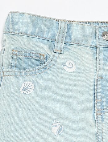 Short brodé en denim