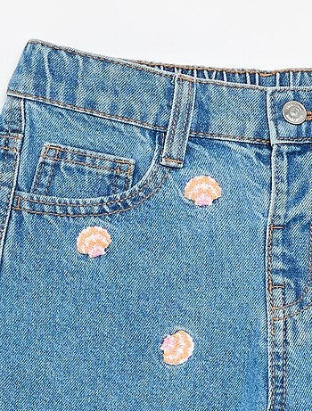 Short brodé en denim