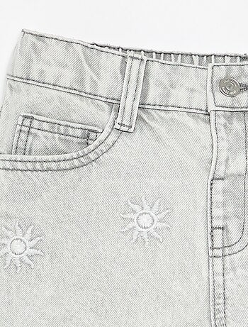 Short brodé en denim