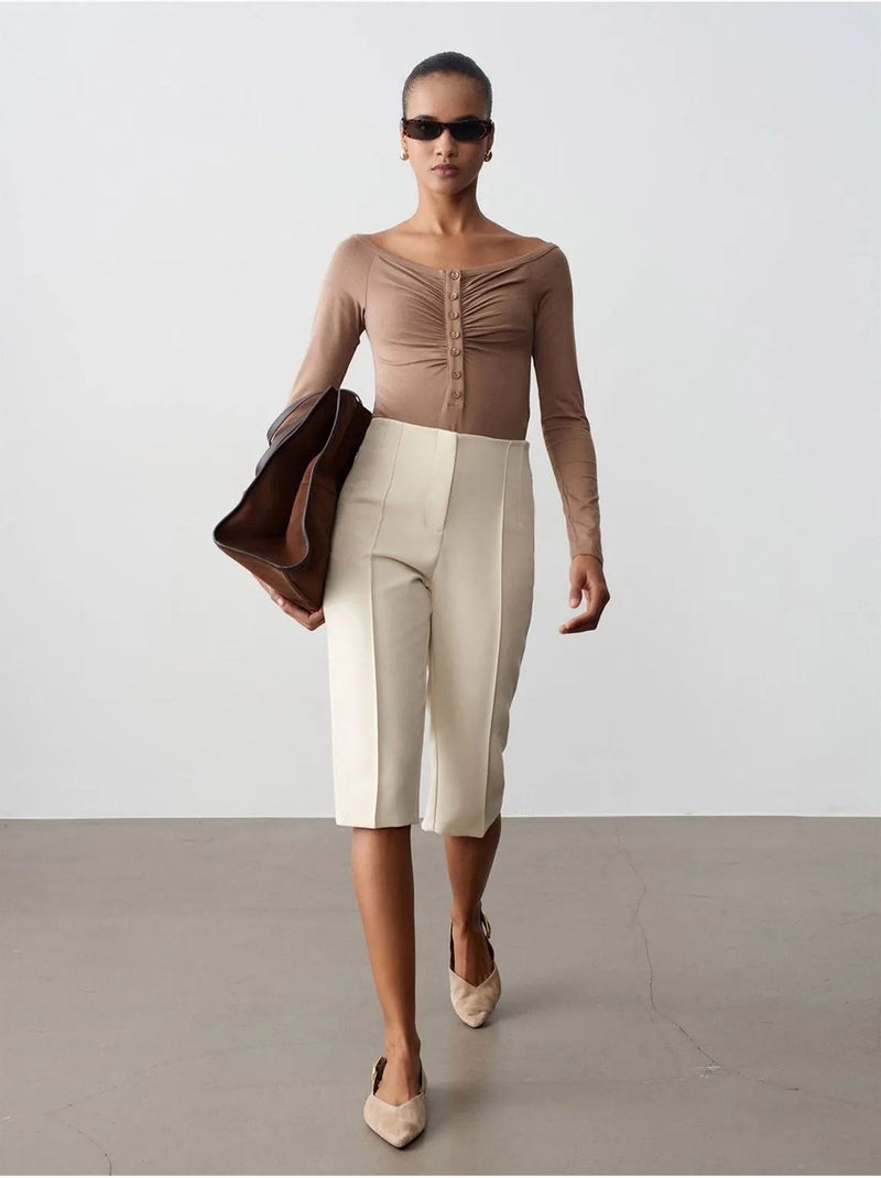 Short Capri Droit Taille Haute Avec Fente Crème - Kiabi