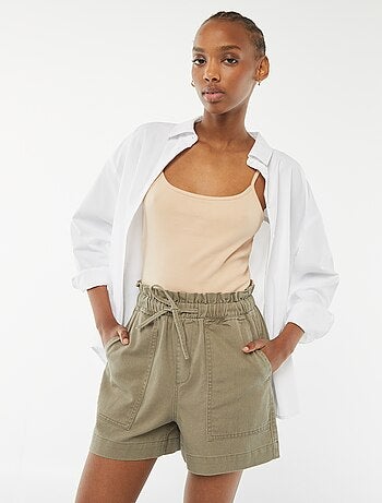 Short court en denim avec grandes poches plaquées