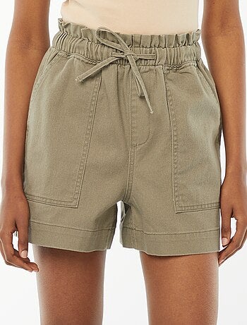 Short court en denim avec grandes poches plaquées