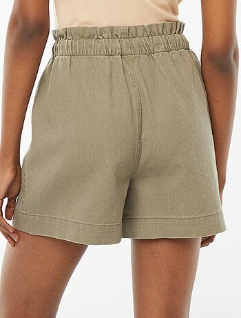 Short court en denim avec grandes poches plaquées
