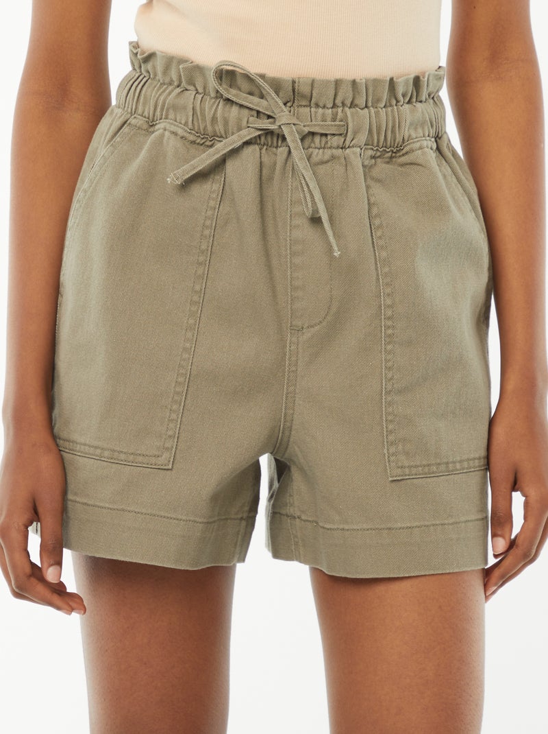 Short court en denim avec grandes poches plaquées Kaki - Kiabi