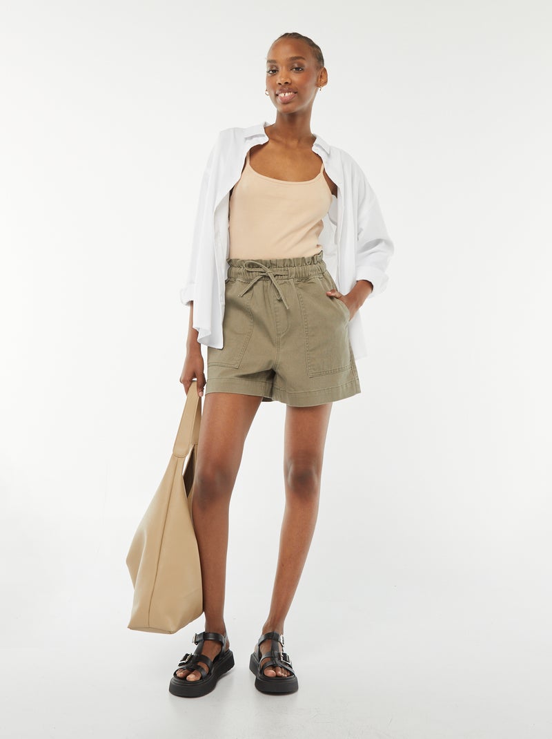 Short court en denim avec grandes poches plaquées Kaki - Kiabi