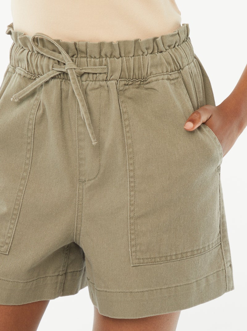 Short court en denim avec grandes poches plaquées Kaki - Kiabi