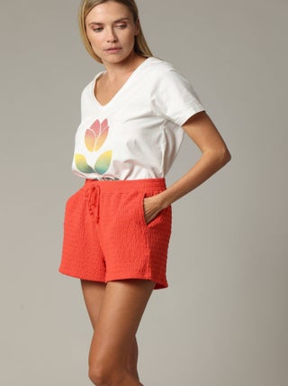 Short court en tissu gaufré avec taille élastiquée et cordon 'Deeluxe'