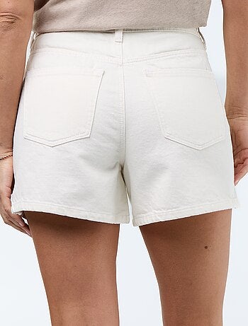 Short denim avec motifs brodés