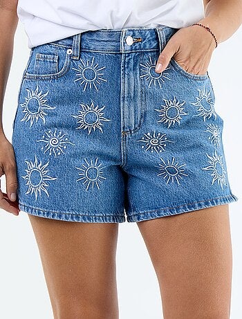 Short denim avec motifs brodés