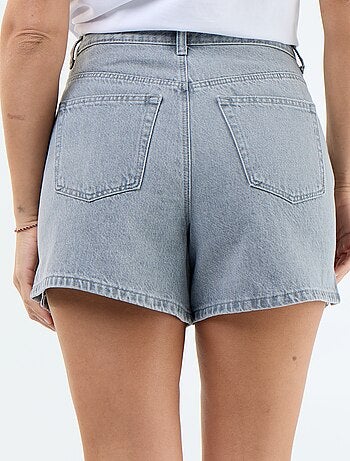 Short denim avec motifs brodés