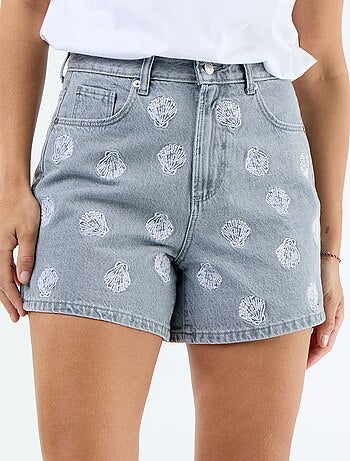 Short denim avec motifs brodés