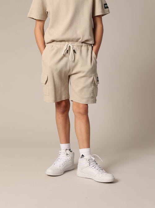 Short en coton gaufré avec taille élastiquée et multiples poches 'deeluxe' - Kiabi Short en coton gaufré avec taille élastiquée et multiples poches 'deeluxe' - Kiabi