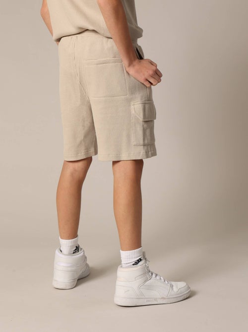 Short en coton gaufré avec taille élastiquée et multiples poches 'deeluxe' - Kiabi Short en coton gaufré avec taille élastiquée et multiples poches 'deeluxe' - Kiabi