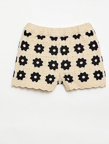 Short en crochet à motif