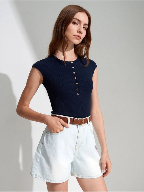 Short en denim à taille haute et jambe large dilvin - Kiabi Short en denim à taille haute et jambe large dilvin - Kiabi