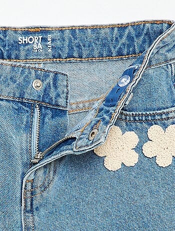 Short en jean avec broderies
