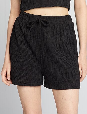 Short en matière ajourée