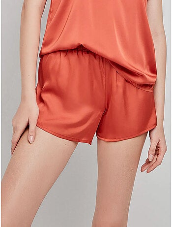 Short en tissu satiné et détails en dentelle