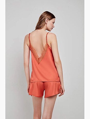 Short en tissu satiné et détails en dentelle