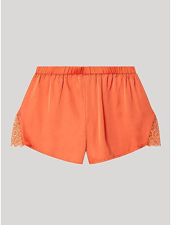 Short en tissu satiné et détails en dentelle