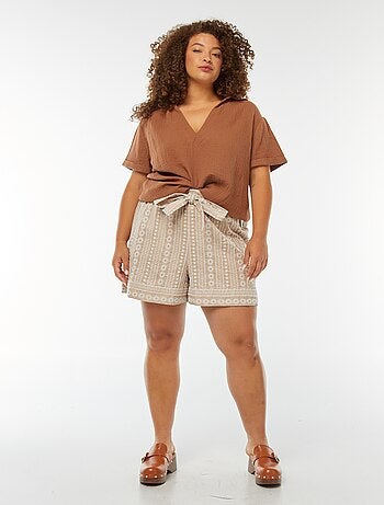 Short large à motifs brodés avec ceinture intégrée