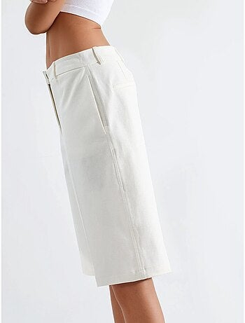 Short mi-long à jambes larges et coupe confortable