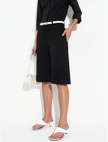 Short mi-long à jambes larges et coupe confortable