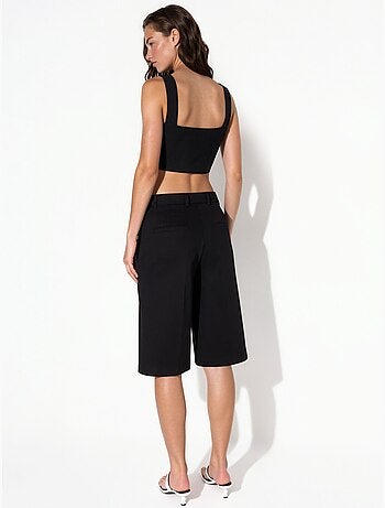 Short mi-long à jambes larges et coupe confortable