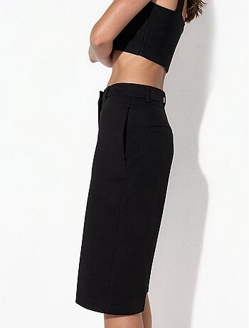 Short mi-long à jambes larges et coupe confortable