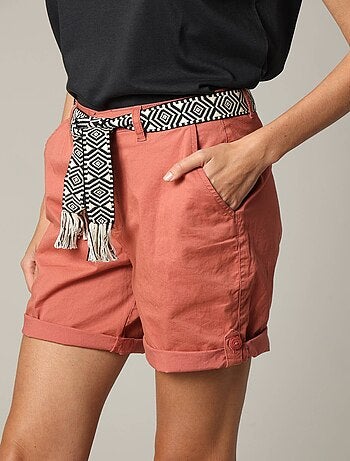 Short mi-long avec ceinture ethnique à motifs et bas à revers 'Deeluxe'