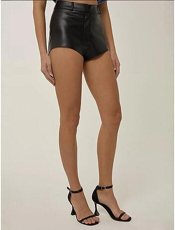 Short moulant en similicuir