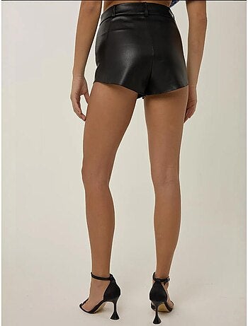 Short moulant en similicuir
