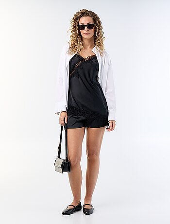 Short satiné avec bords en dentelle