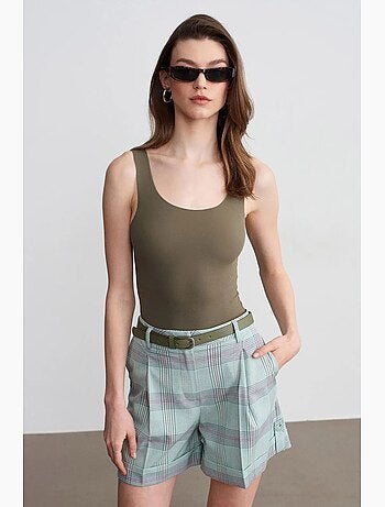 Short tailleur à carreaux, taille haute et ceinture dilvin