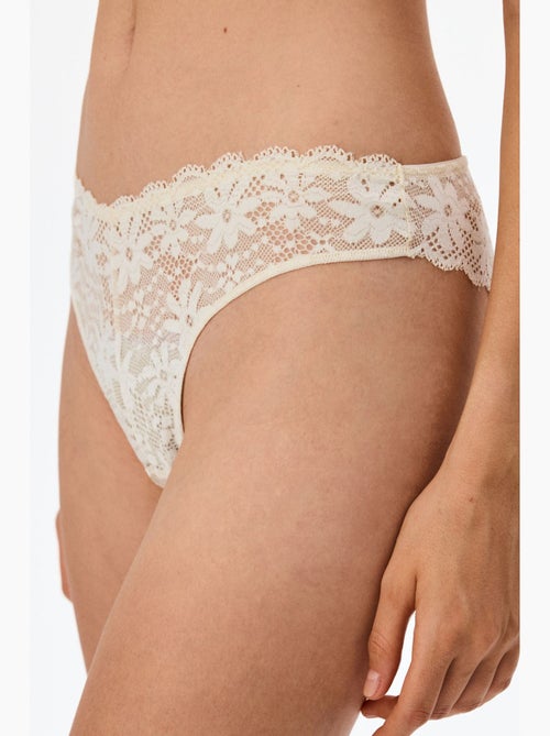 Slip brésilien en dentelle à découpe en v penti - Kiabi Slip brésilien en dentelle à découpe en v penti - Kiabi