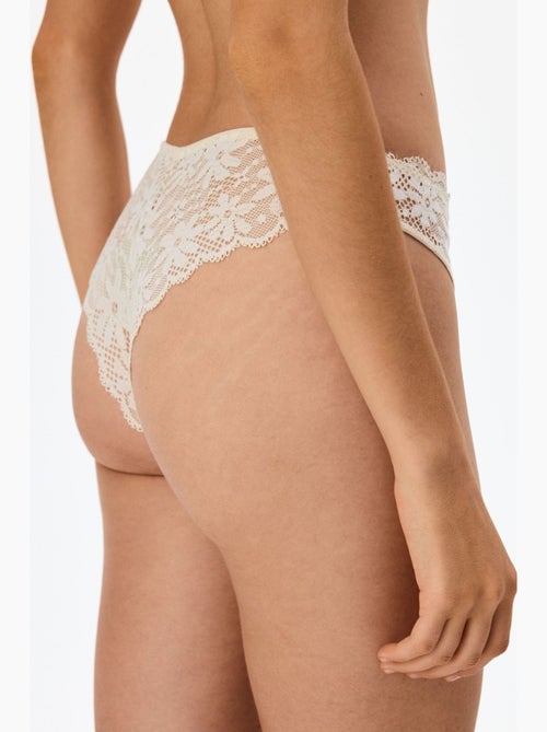 Slip brésilien en dentelle à découpe en v penti - Kiabi Slip brésilien en dentelle à découpe en v penti - Kiabi