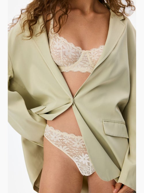 Slip brésilien en dentelle à découpe en v penti - Kiabi Slip brésilien en dentelle à découpe en v penti - Kiabi