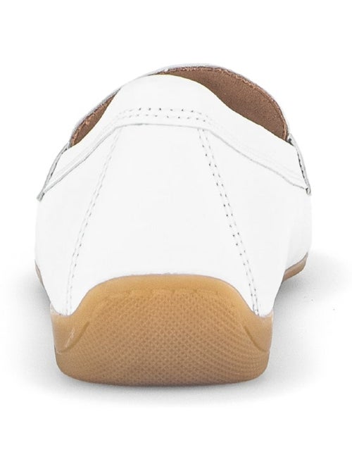 Slip-ons blanc en cuir lisse - Kiabi