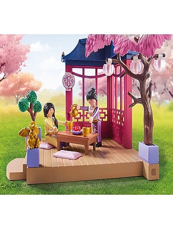 Specials Jardin asiatique avec deux personnages et pandas