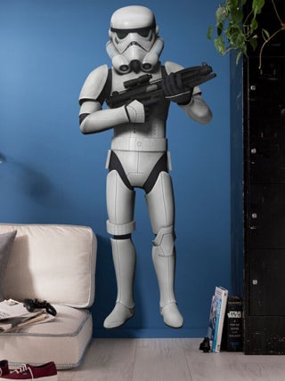 Stickers géant Stormtrooper Episode VII Star Wars vue sur mur bleu