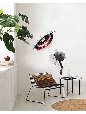 Stickers Muraux Marvel - la Mjollnir de Thor qui enfonce le mur avec le bouclier du captain america